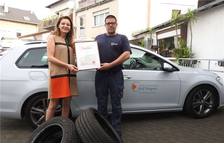 Ralf Wagner (rechts) freut sich, dass er gemeinsam mit Waterlove Gründerin Natalie Karij (links) einen Beitrag für die Umwelt leisten kann. Ab sofort nimmt er alte Reifen kostenlos entgegen.