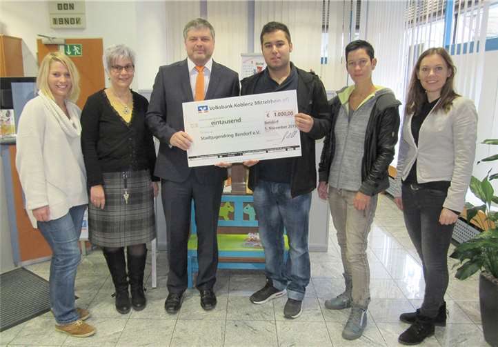 Ralf Weinand (3.v.l.) und Jutta Weber (2.v.l.) überreichten in der Bendorfer Geschäftsstelle den Spendenscheck an Vertreter des Stadtjugendrings Bendorf, Ferhat Yalcinkaya, Christiane Jucha (l.), Ines Lindemann-Günther (2.v.r.) und Urszula Pietkiel (r.). Privat