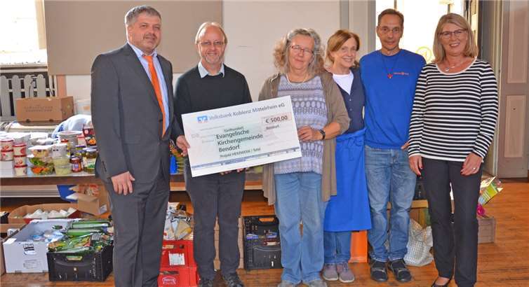 Ralf Weinand (l.) und Dagmar Kortevoß (r.) freuten sich, die wertvolle Arbeit von Herzwerk unterstützen zu können. Pfarrer Edwin Dedekind, Leiterin Eva Schräpler, Christel Blum und Peter Paskowski können damit viel Gutes bewirken. Volksbank Koblenz Mittelrhein eG