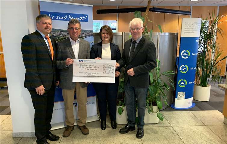 Volksbank unterstützt 165. Jubiläum mit 500 Euro Ralf Weinand (l.) und Melanie Schneider überreichten den Spendenscheck der Volksbank RheinAhrEifel eG an Hauptkassierer Karl-Heinz Mannheim (2.v.l.) und Franz Sturm, 1. Vorsitzender des Männerchor 1854 Rübenach. Foto: privat