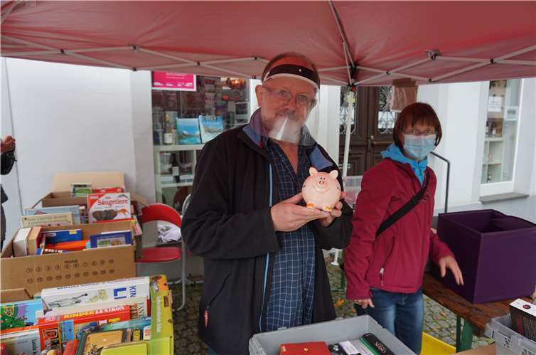 Ralf Weiß erklärte das Bücherherbst-System: Gegen eine Spende ins Sparschweinchen konnten die Besucher ein Buch mitnehmen.
