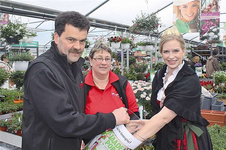 Ralf und Hanna Wershofen ziehen mit Burgundia Carolin Groß die Gewinner der Verlosung.RERE