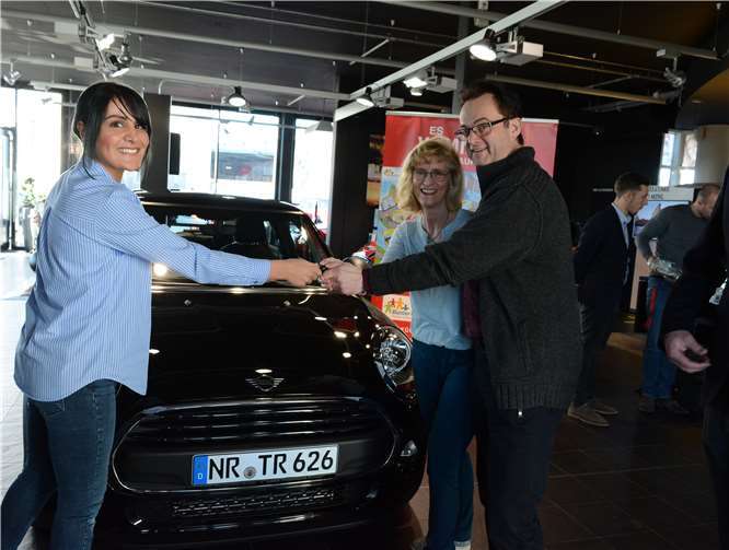 Ralf und Martina Fiedler aus Bruchhausen hatten den Hauptpreis, einen Mini One, gewonnen.