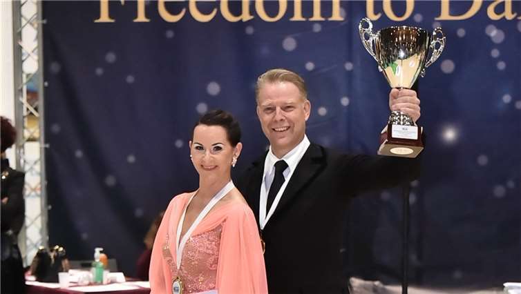 Weltmeistertitel im Standardtanz geht überraschend nach Sinzig Ralf und Stella Lämmermaier. Foto: Prandi Service