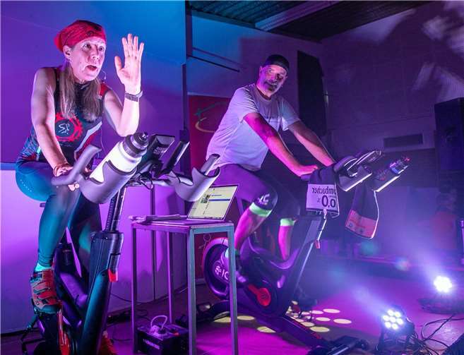 Ralf von der Heiden und Charlotte Kreinacke gaben den Takt vor beim „1. Indoor-Cycling Marathon Voreifel“ in der Oberdreeser Ludwig-Fett-Halle.