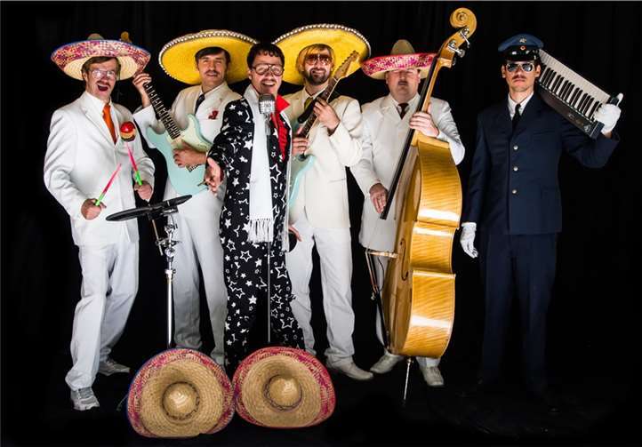 „Ralle Ventura & sein Tanzorchester“ präsentieren ein breit gefächertes Repertoire. Privat