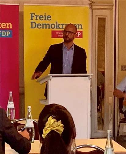 Ralph Bombis bei seinem Vortrag im Villiper Hotel Görres. Foto: privat