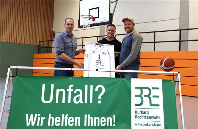 Ralph Burkard und Henning Roepstorff bei der symbolischen Trikotübergabe an Vorsitzenden Alexander Hillmann.