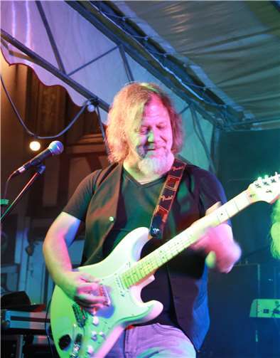 Ralph Müllenschläger zeigtesich als begnadeter Gitarrist.