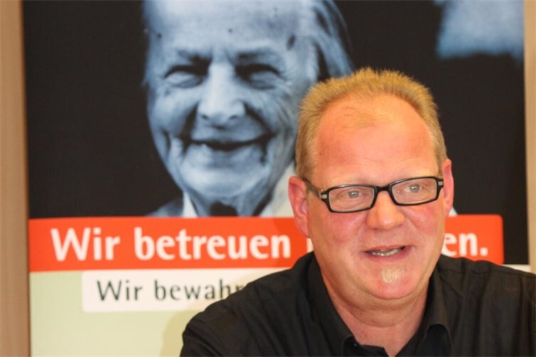 Ralph Seeger kommt beim Erfahrungsaustausch mit in der Betreuung tätigen Menschen ins Gespräch.