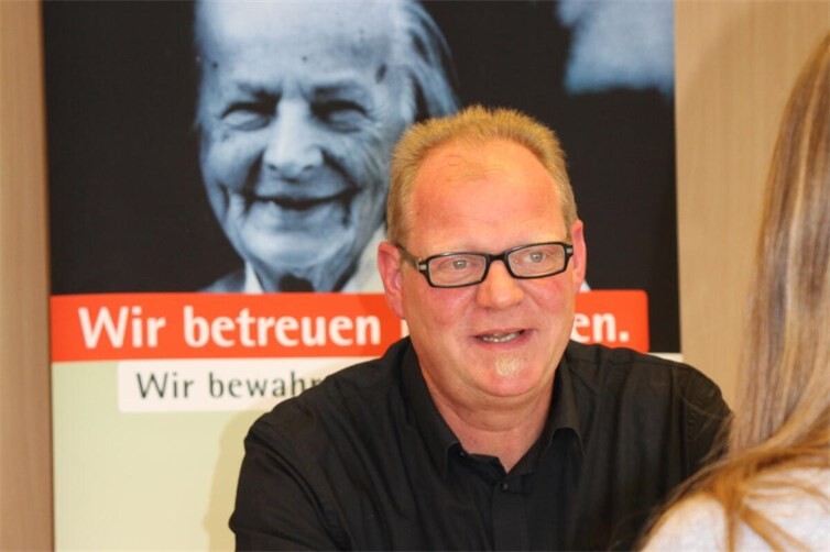 Ralph Seeger kommt beim Erfahrungsaustausch mit in der Betreuung tätigen Menschen ins Gespräch.