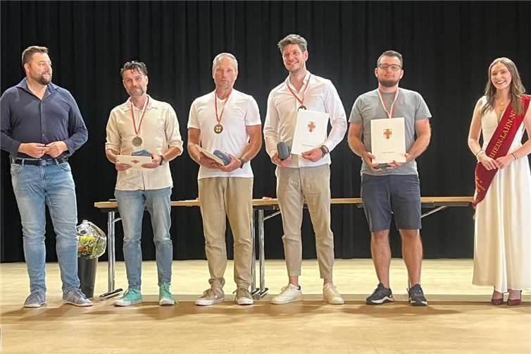 Ralph Steffens, Karsten Grochowiak, Alexander Goebel und Marcel Maus (auf dem Foto von links nach rechts), eingerahmt von OB Lennart Siefert und der Rhein-Lahn-Nixe Sarah I. Fotos: Rudergesellschaft