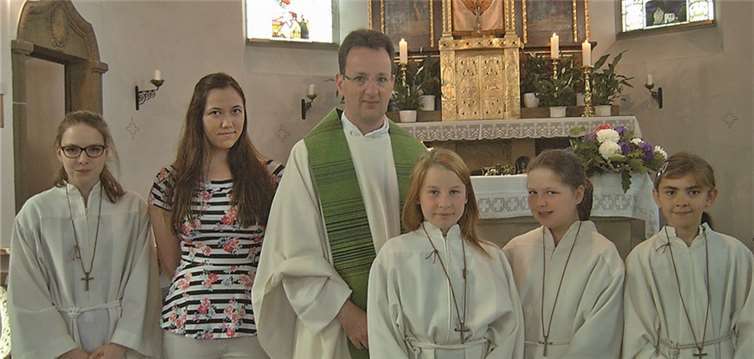 Ramersbach. Kürzlich freute sich Kaplan Kern mit der ganzen Gemeinde darüber, zwei neue Messdienerinnen in die Gemeinschaft aufnehmen zu können. Paula Beckmann und Ronja Ellinger wurde eine Urkunde und ein Kreuz überreicht. Kaplan Kern bedanke sich für die Bereitschaft zum Dienst am Altar und wünschte Gottes Segen. Beim anschließenden Gemeindetreff nach der Messe gab es in Ramersbach noch gute Gelegenheit zum Austausch und gemütlichen Beisammensein.privat