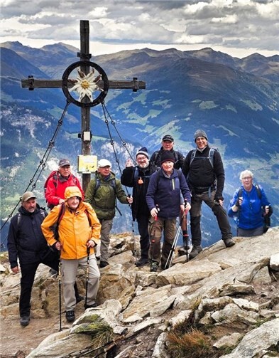Wanderfreunde erleben beeindruckende Berglandschaften Ramersbacher Wandergruppe am Gipfelkreuz des Filzenkogel/Zillertal  Foto: privat