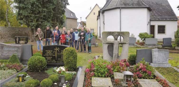 Ramershovener und Peppenhovener Bürger räumten gemeinsam den Friedhof auf. privat