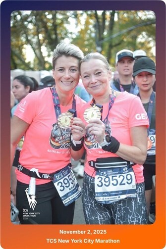 Ramona Assmann und Claudia Heitz vom Lauftreff SV Weitersburg nach erfolgreichem Finish beim New York City Marathon 2025. Foto: privat