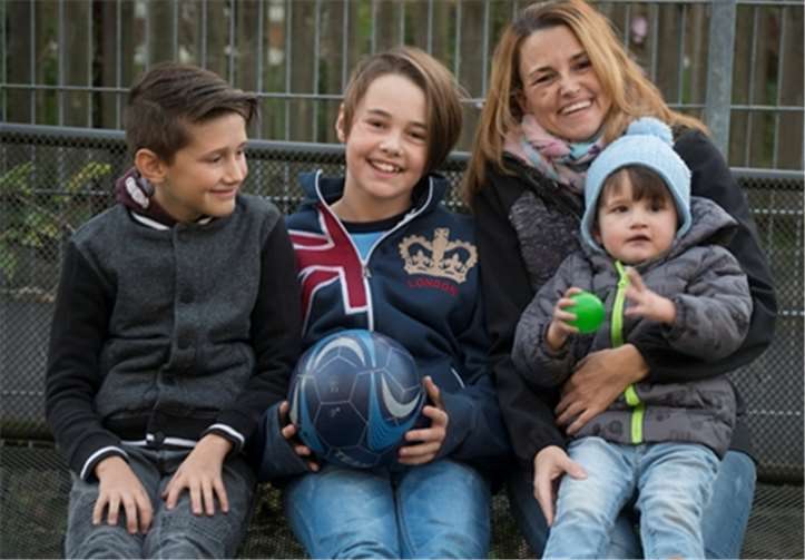 Ramona Bögeholz mit Maxime und dessen beiden großen Brüdern Noah und Luca. Bunter Kreis