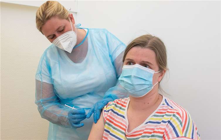 Ramona Samulewitz (links) ist eine der medizinisch-technischen Angestellten, die im Kooperativen Impfzentrum Rheinbach die Impfling der gegen Corona impfen.