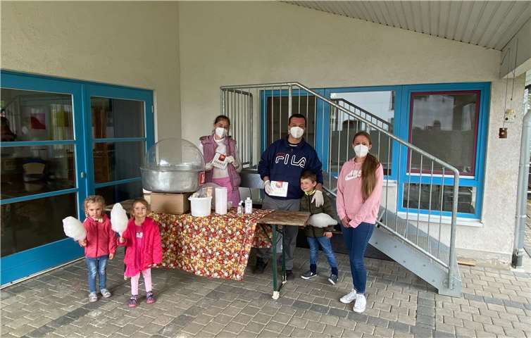 Ramona Schüller (re.) freute sich mit den Kindern, über diese gelungene Abwechslung. Foto: privat