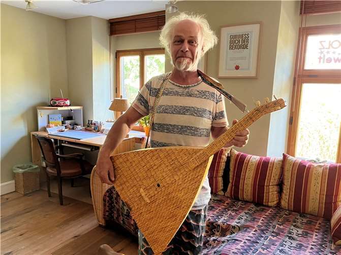 Ramonas Lebenspartner demonstriert die Klangfähigkeit eines Streichholz-Instruments