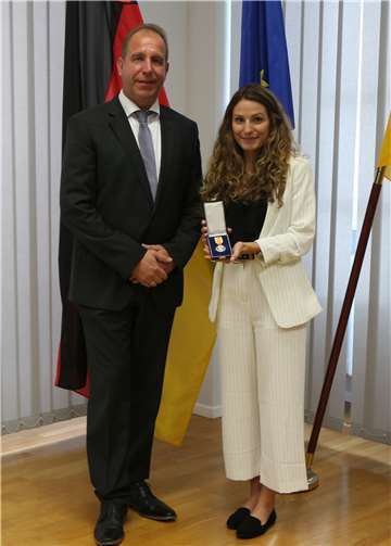 Randolf Stich hat Thalia Papen die Rettungsmedaille überreicht.Foto: Innenministerium RLP