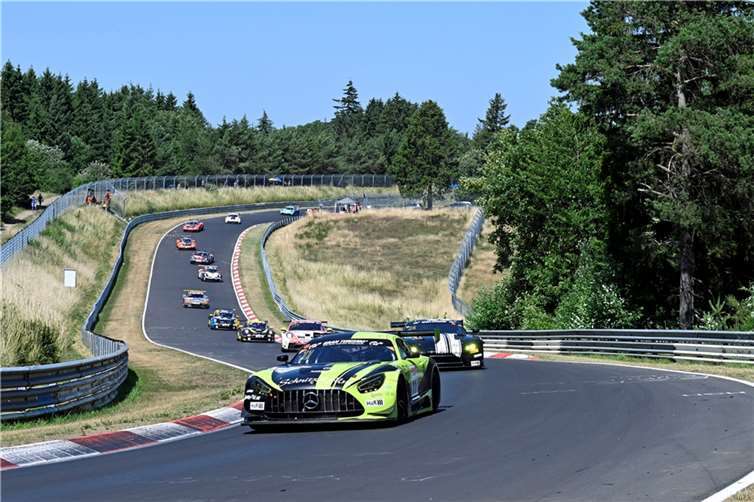 Porsche Sieg bei der NLS-Hitzeschlacht auf dem Nürburgring Rang zwei für den Schnitzelalm-Mercedes AMG GT3, gefolgt vom späteren drittplatzierten Aston Martin Vantage GT3 von Dörr Motorsport. Fotos:BURG