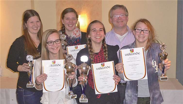 Ranglistenehrung: (V.l.) Alexandra Stube, Francesca Bräse, Katharina Stube, Annika Chandoni, Trainer Uwe Schlaus und Tamara Strempel.  privat