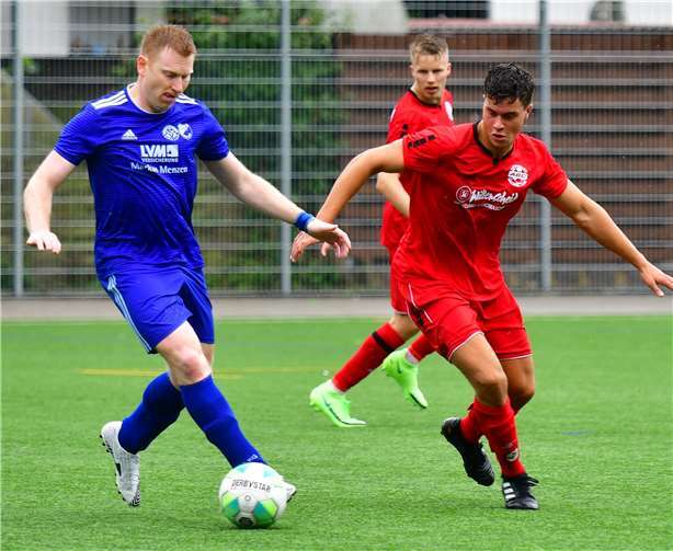 Rani Fhile (r.) im Zweikampf gegen den Westumer Christian Morgenschweiß. Foto: Wolfgang Schade
