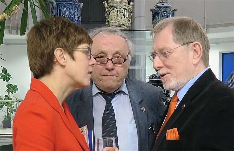 Raphael Grohganz aus Hessen (re.) und Clemens Henzler aus Rheinlad-Pfalz (mittig) im Gespräch mit Annegret Kramp-Karrenbauer im Anschluss an die Überreichung der Jubiläumsschrift „20 Jahre NK“ an die CDU-Generalsekretärin. CDA