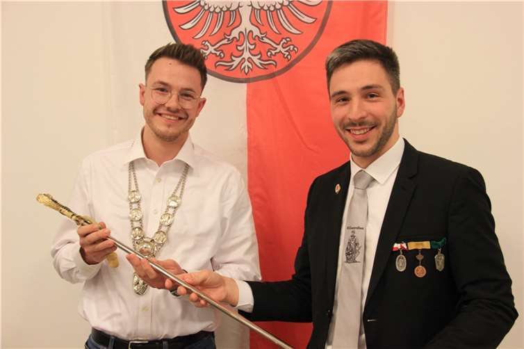Raphael Mausberg (rechts) übergibt den Hauptmannssäbel an Niklas Sebastian.