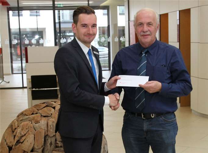 Raphael Mondry (l.), Leiter der Geschäftsstelle in Ahrweiler, gratuliert Alois Bolewski ganz herzlich zu seinem Gewinn bei der PS-Auslosung.