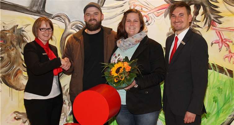 Raphael Mondry (r.), Leiter der Geschäftsstelle in Ahrweiler, und Sabrina von Boguszewski (l.) gratulierten Patrick Weiter ganz herzlich zu seinem Gewinn bei der PS-Auslosung.Privat