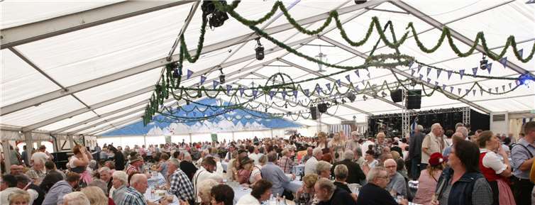 Rappelvoll war das Festzelt am Sonntag.