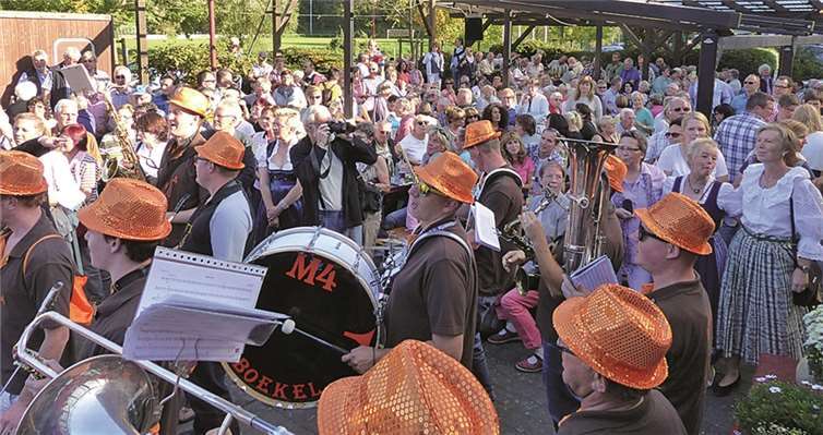 Rappelvoll waren Festplatz und Pavillons beim Weinfest mit Proklamation in Mayschoß.