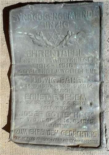 Ehrentafel für gefallene jüdische Soldaten aufgetaucht  Rares Objekt aus Sinzigs Synagoge: das Ehepaar Leo und Jenny Friesem, Kaufhausbesitzer in Sinzig, stiftete die Ehrentafel. Foto: Martin Möbus