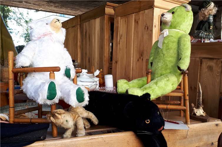 Raritäten und Kurioses, alte Möbeln und vieles mehr werden auf dem Antik- und Trödelmarkt in Linz angeboten. Foto: privat