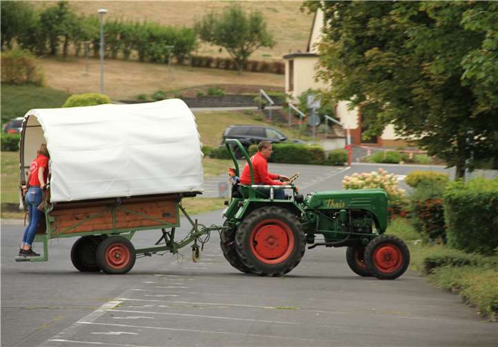 Rasant ging es mit dem Planwagen durch den Ort. KBL