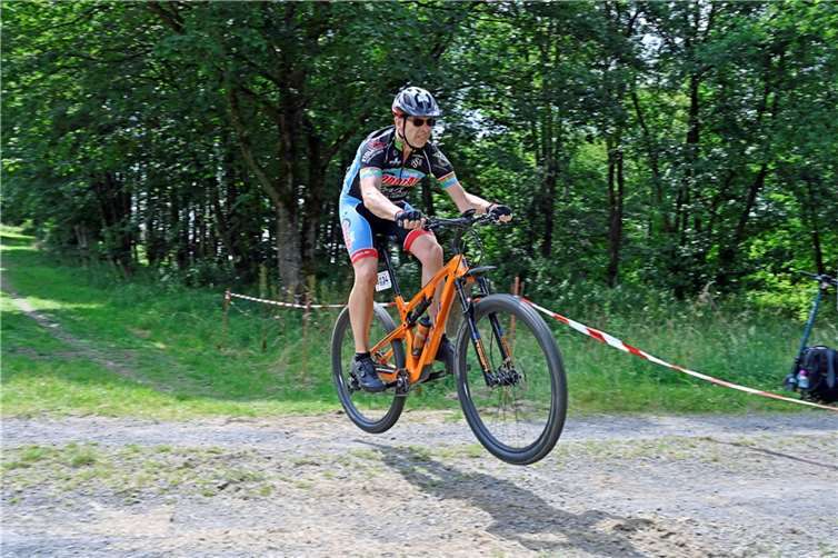 Rasanten Abfahrten verbunden mit zum Teil weiten Sprüngen galt es für die Teilnehmer des 24h-MTB-Rennen zu bewältigen.