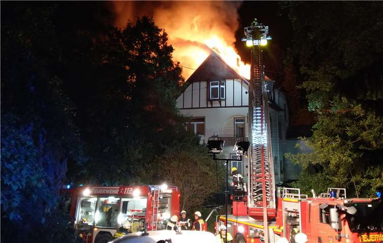 Großeinsatz für die Feuerwehr Rasch hatten die Flammen auf den Dachstuhl übergegriffen. Unter Einsatz von Drehleitern versuchte die Feuerwehr, den Brand unter Kontrolle zu bekommen. Feuerwehr - VG Bad Breisig