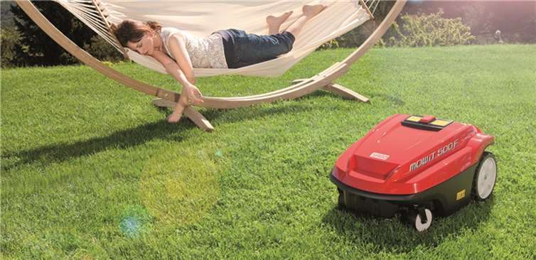 Rasenroboter führen ihre Arbeit mit einem dB(A)-Wert von unter 70 sehr leise aus. privat