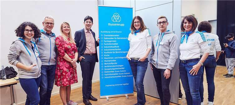 Viele an Ausbildungsplätzen interessiert Rasselstein-Fachleiterin Claudia Neudecker (3. von rechts), Neuwieds Bürgermeister Michael Mang (Mitte) und Big House-Mitarbeiterin Anna Tiedemann zogen ein positives Fazit des gemeinsamen Ausbildungstags.Fotos: Marco Rothbrust