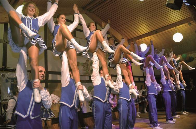 Rassige Gardetänze zeigten die Gruppe Fidele Fordler Köln. RFW