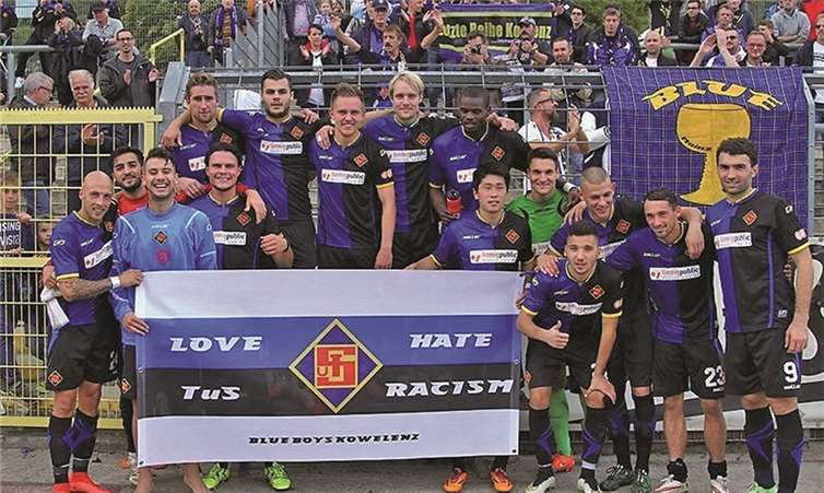 Rassismus hat am Oberwerth keine Chance. Dies stellten Fans der TuS bereits beim letzten Heimspiel gegen Schott Mainz optisch unter Beweis. In Wiesbach wiesen sie einheimische Zuschauer verbal in die Schranken, nachdem diese Jose Matuwila aufgrund seiner Hautfarbe beleidigten. TH