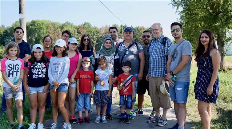 Rast am Forsthaus Erlenbusch - Vitor Martins (blaue Mütze) mit einigen Teilnehmerinnen und Teilnehmern der Wanderung. Privat