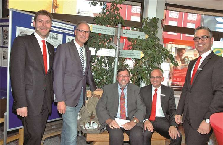 Rast auf der Ruhebank .(v. l.) Geschäftsstellenleiter Kreissparkasse Adenau Christian Frings, Stadtbürgermeister Arnold Hoffmann, Vorsitzender Verein für Heimatpflege Adenau Bernd Schiffarth, Marktbereichsleiter KSK Ahrweiler Christoph Frings, Vorstand KSK Ahrweiler Michael Jünger.Norbert Ulrich