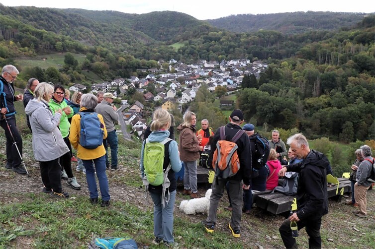 Rast mit einem guten Tropfen im Weinberg und der Aussicht auf Weinähr