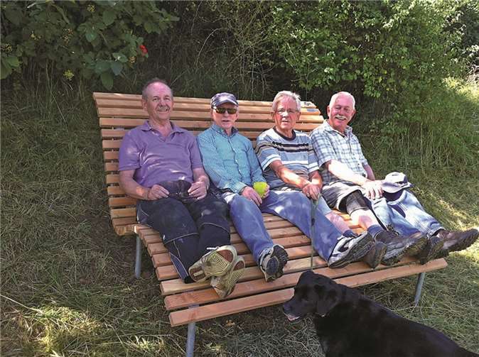 Rast nach getaner Arbeit (v. l.): Klaus Weinowski, Eberhard Ewert, Peter Weinowski und Reiner Schulz und Hund Luna.