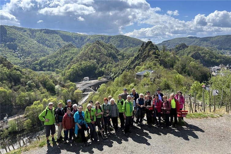 Rast vor beeindruckendem Eifelpanorama.