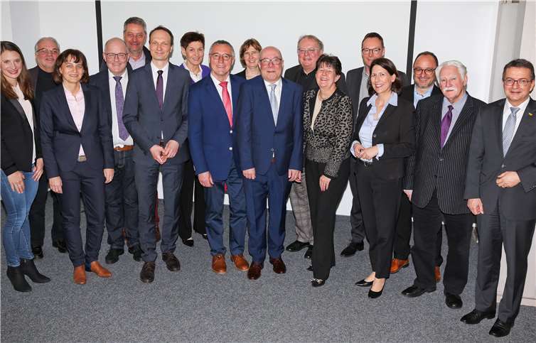 Rat und Vorstand: (von links) Bahnrad-Olympiasiegerin Miriam Welte, Hartmut Emrich, Monica Melino, Pfarrer Albrecht Bähr, Uwe Klemens, Finanz-Staatssekretär Dr. Stephan Weinberg, Karin Augustin, Staatssekretär a.D. Günter Kern, Sozial-Staatssekretärin Christiane Rohleder, Vorstandsvorsitzender Magnus Schneider, Staatssekretär a.D. Walter Schumacher, Sportbund-Präsidentin Elke Rottmüller, Staatssekretär Dr. Alexander Wilhelm, Wirtschafts-Staatssekretärin Daniela Schmitt, Stiftungs-Geschäftsführer Frank Zwanziger, Fußballverbands-Präsident Walter Desch und Lotto-Geschäftsführer Jürgen Häfner.