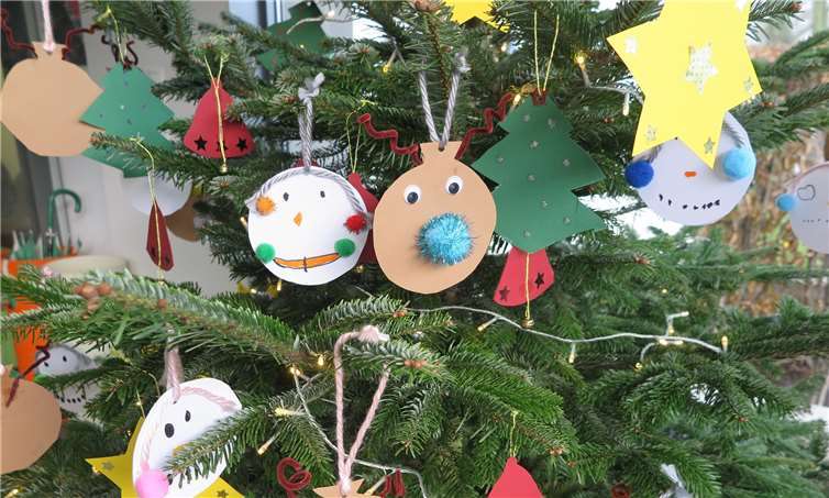 Rathaus-Weihnachtsbaum schön geschmückt – mit unter anderem besonders lustigen Elch- und Schneemannfiguren